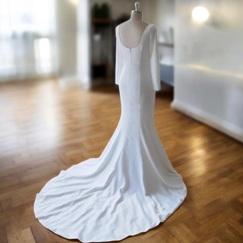 Robe de mariée moderne à col carré / Robe de mariée sirène à manches longues avec traîne / Robe de mariée personnalisée / Mariée grande taille / Robe élégante en crêpe