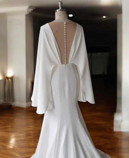 Robe de mariée fluide avec cape | Robe de mariée boutonnée au dos | Robe de mariée moderne avec traîne