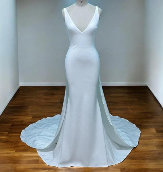 Robe de mariée en crêpe minimaliste | Robe de mariée à décolleté en V profond | Robe élégante moderne avec traîne | Robe de mariée personnalisée pour toutes les tailles