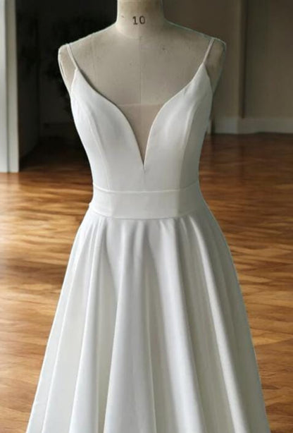 Classic A-Line Wedding Dress with Pockets | Sleeveless Bridal Gown with Train | V-Neck Satin Wedding Dress