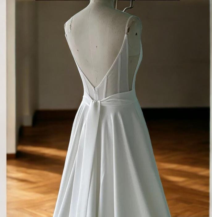 Classic A-Line Wedding Dress with Pockets | Sleeveless Bridal Gown with Train | V-Neck Satin Wedding Dress